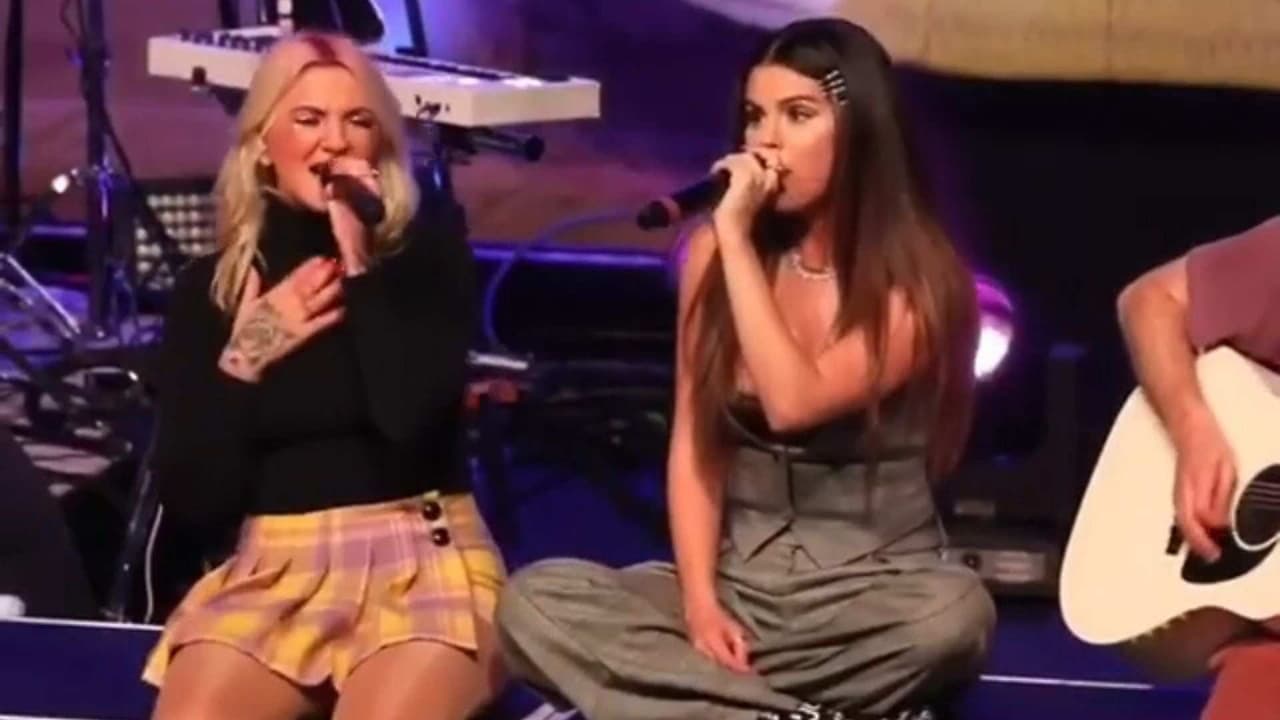 Selena Gomez besa en la boca a la cantante Julia Michaels