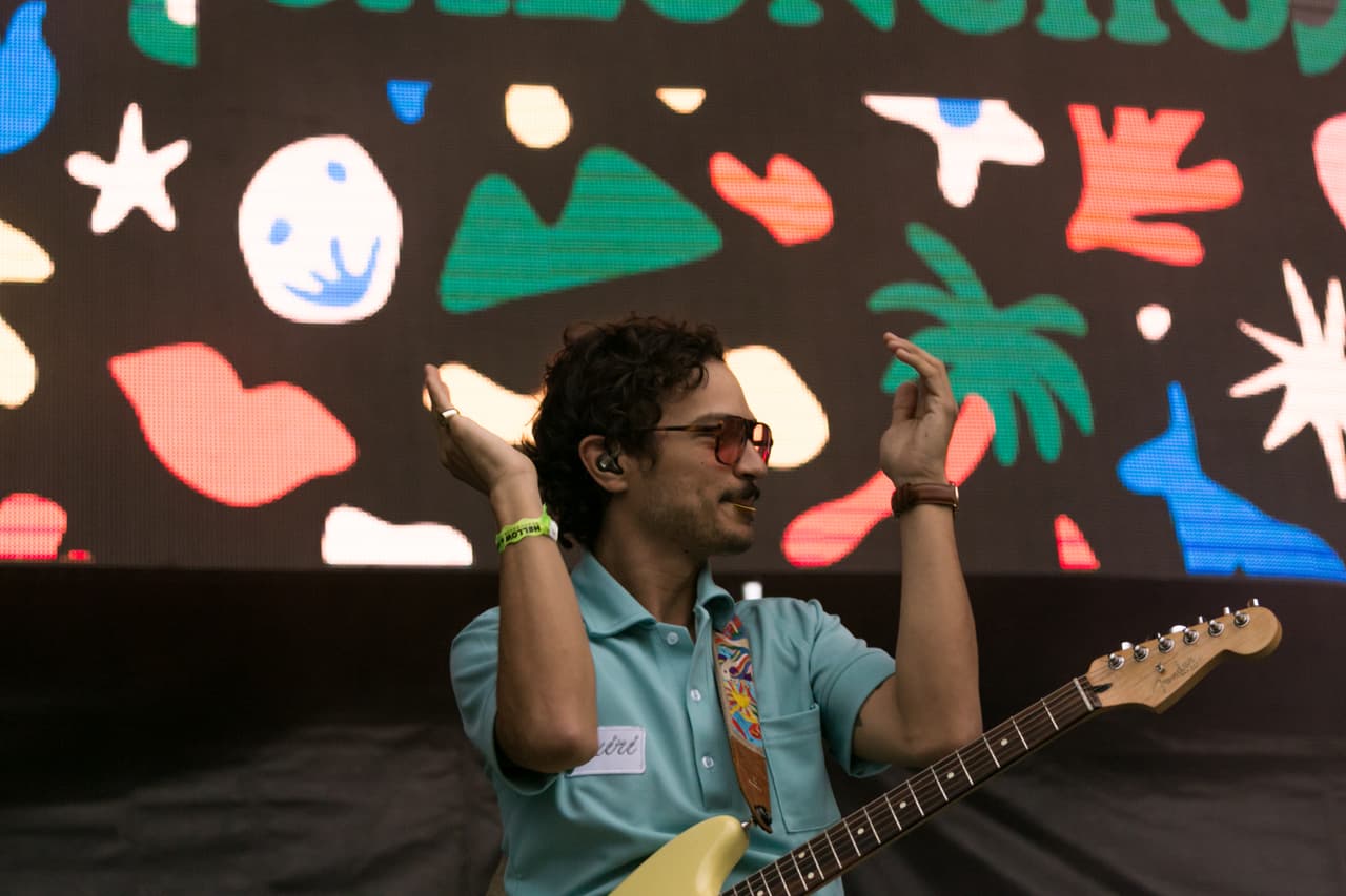 Caloncho se presentó en el festival con la intención de dar uno de sus últimos conciertos con el nombre de “Caloncho”. Sorprendió a sus fans cuando luego de una interpretación emotiva de “Palmar”, comenzó a sonar “La Chona” para que todos los regios bailaran y saltaran.