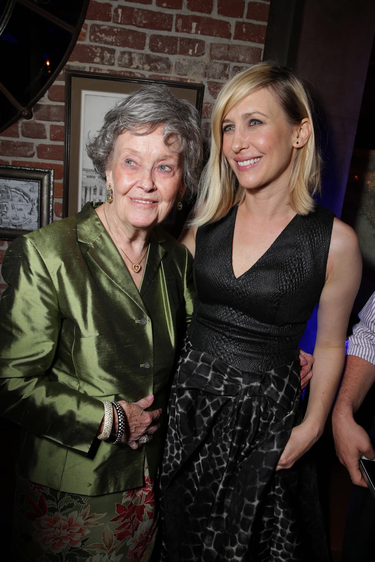 Lorraine Warren posa junto a Vera Farmiga en el estreno de 'El Conjuro' (2013)