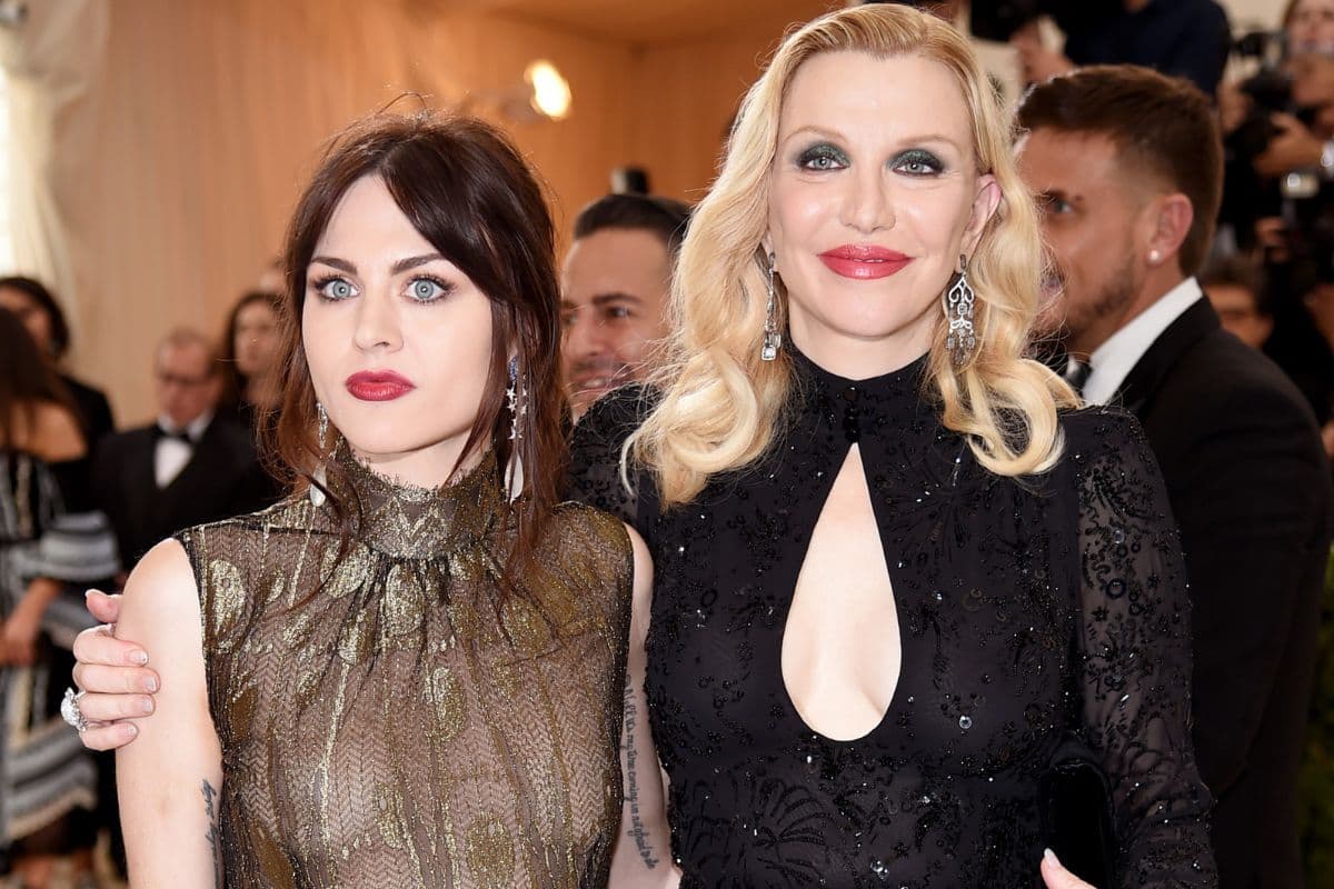 Frances Bean, hija de Kurt Cobain y Courtney Love, juntas en 2017