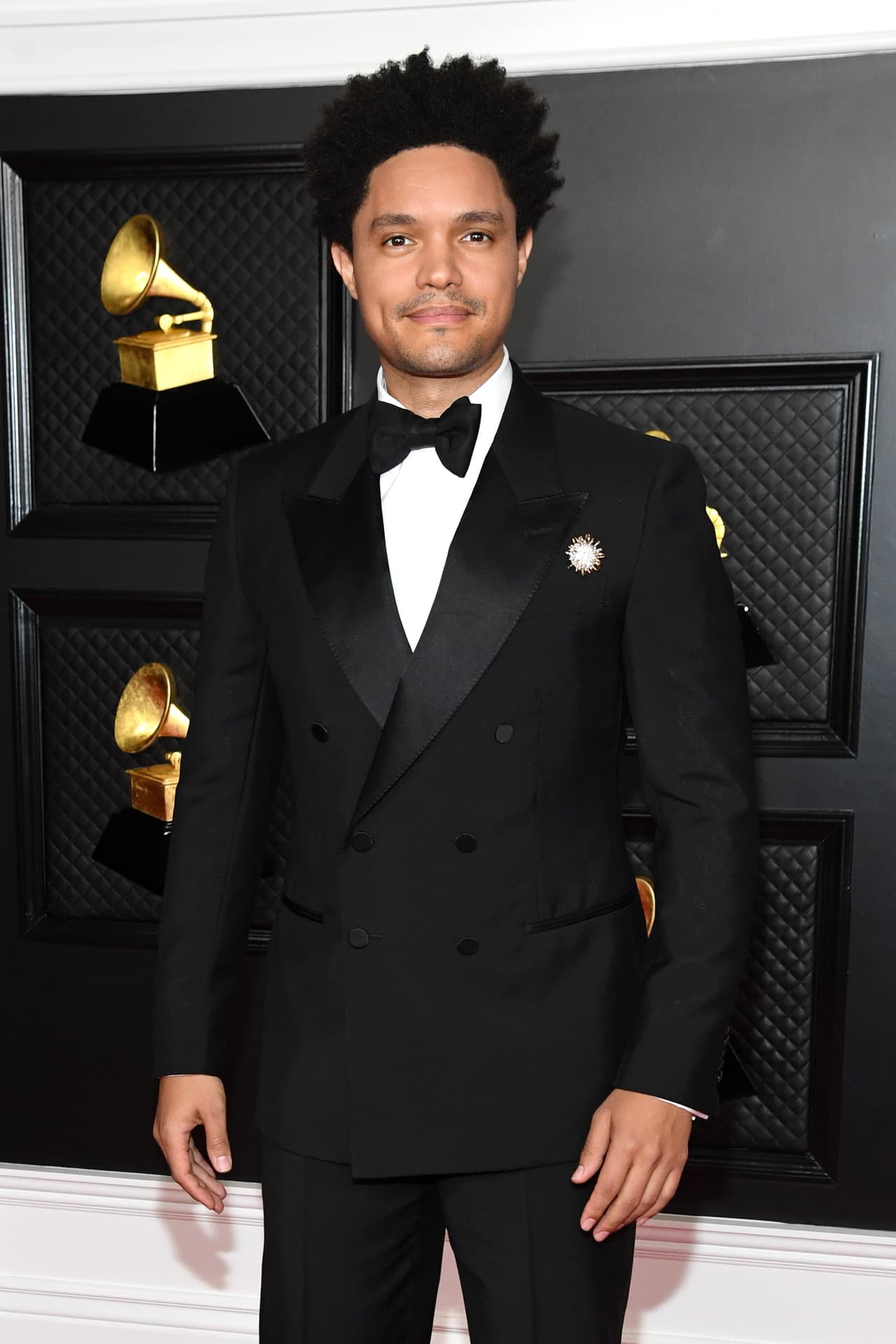 Trevor Noah fue el encargado de conducir los Grammy 2021, en una ceremonia adaptada a la época de pandemia con una "alfombra roja" falsa, ya que no tuvo público y los artistas posaron para una foto con un equipo de producción. Aun así, las estrellas lucieron radiantes.