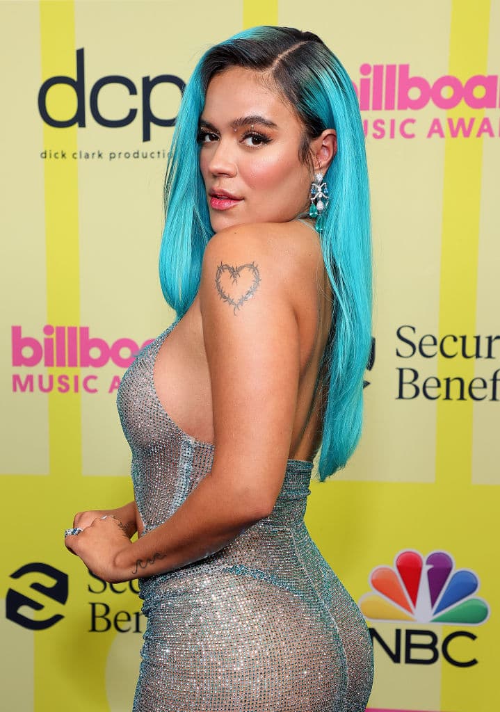Karol G dejó a todos con la boca abierta al llegar con cabello azul y un vestido brilloso con transparencias con un corte que destacaron su silueta. Además, dejó ver el pequeño tatuaje de corazón que tiene en el brazo.
