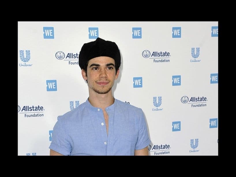 Cameron Boyce falleció a los 20 años tras ser víctima de una convulsión.El actor y bailarín apareció en Jessie (2011) y Los Descendientes (2015), ambos programas de Disney Channel.