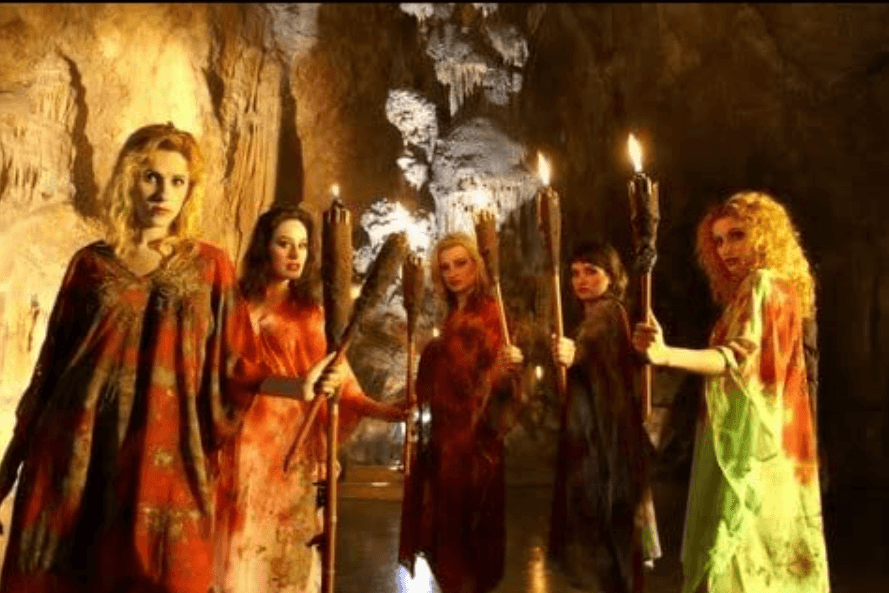 El rojade de esta película lo inició Carlos Aured, pero falleció antes de concluirlo. Por ello el actor y guionista, Paul Naschy decidió seguir sus pasos y terminar con el proyecto, pero cuando estaba en la etapa de posproducción, falleció. Esto fue lo que le enero los problemas de distribución.