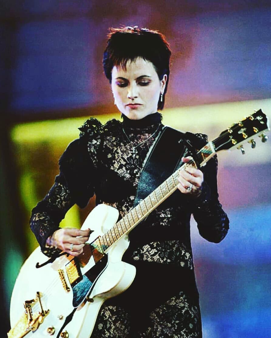 Dolores Mary Eileen O'Riordan fue una de las cantantes más icónicas en los años 90. Su particular estilo enamoraba a todos lo que escuchaban una canción de "The Cranberries". El 15 de enero del 2018 la cantante irlandesa falleció, dejando un gran legado en la música Pop y Rock.