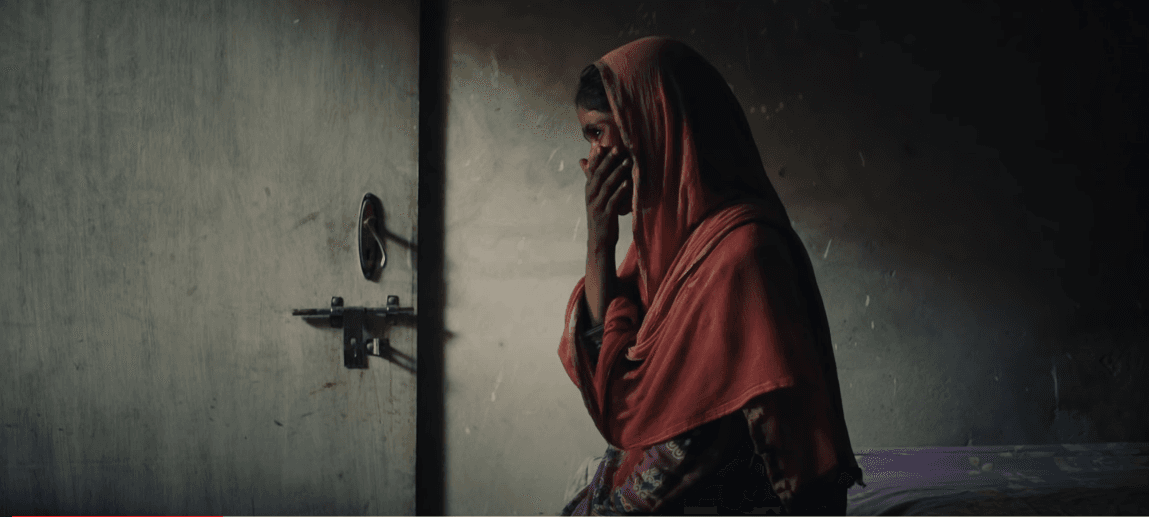 'Period. End of Sentence' fue premiada con el Oscar a Mejor Cortometraje Documental en 2018. Narra la historia de un grupo de mujeres originarias de una aldea en la India que se unen para fabricar toallas sanitarias a precios accesibles, mientras luchan contra el estigma de la menstruación que existe en aquel país.