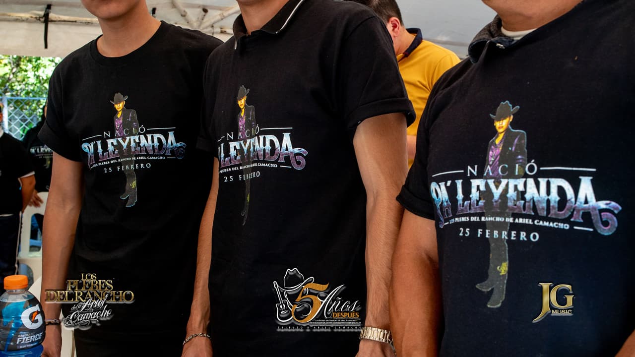 Conocido como "La Tuyia" o "El Rey de Corazones", Ariel Camacho sorprendió por su manera de cantar y componer. Su popularidad sigue intacta en sus seguidores, y su talento continúa cautivando a las nuevas generaciones.