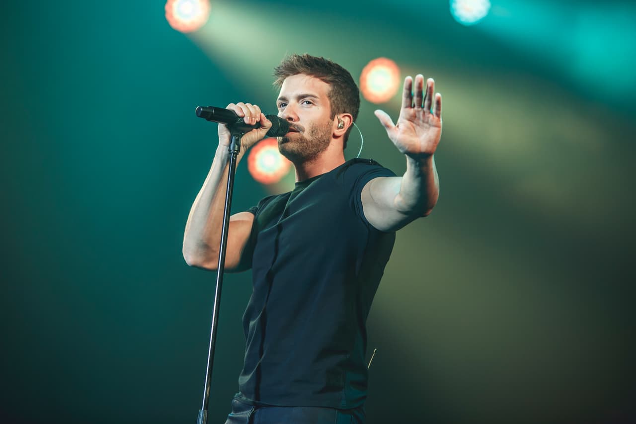 MADRID, SPAIN - MAY 22: Pablo Alboran performs on stage at WiZink Center on May 22, 2019 in Madrid, Spain. (Photo by Javier Bragado/Redferns)