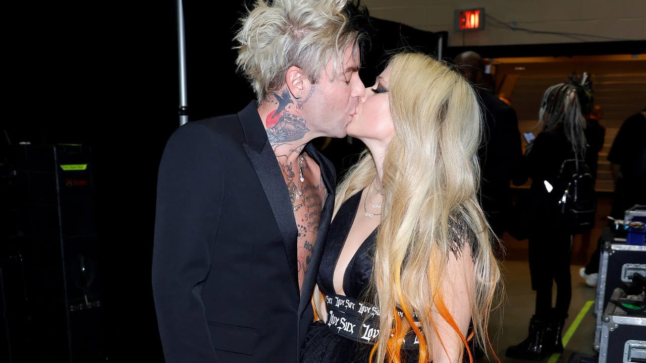 Avril Lavigne le da a su novio la enchilada de su vida