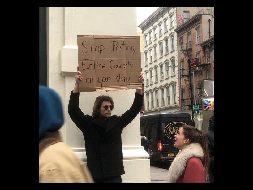 "Deja de publicar conciertos enteros en tus historias", fue otro de los letreros con los que cautivó a Nueva York y redes.