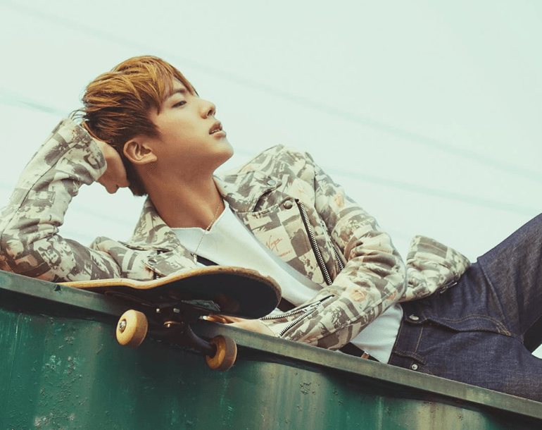 Jin, cuyo nombre completo es Kim Seok-jin, estudió arte y actuación en la Universidad Konkuk.