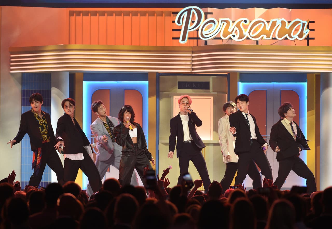 BTS ft. Halsey – “Boy With Luv”La banda integrada por Jeon Jung-Kook, V, Jimin, Jin, Suga, RM y J-Hope lanzó el pasado 12 de abril “Boy With Luv”, canción que grabó al lado de la estadounidense, Halsey.