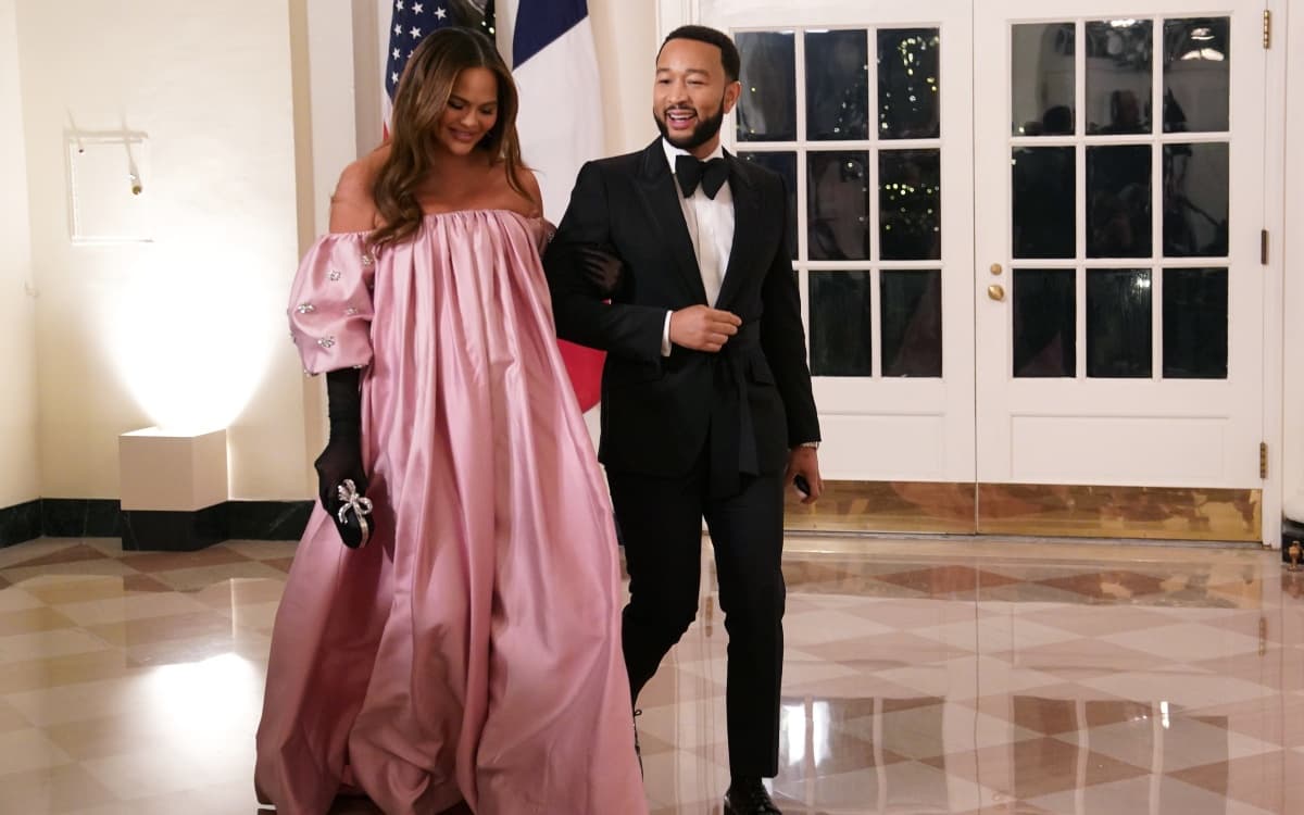 John Legend y Chrissy Teigen dan la bienvenida a un nuevo bebé