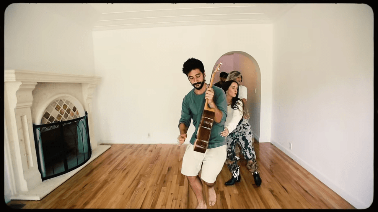 Además, en la sala principal tienen suficiente espacio para poner un par de sillones y disfrutar de su chimenea. ¿Se imaginan a Camilo y Evaluna frente al fuego, abrazados, gozando de la calma de la noche?
<br>