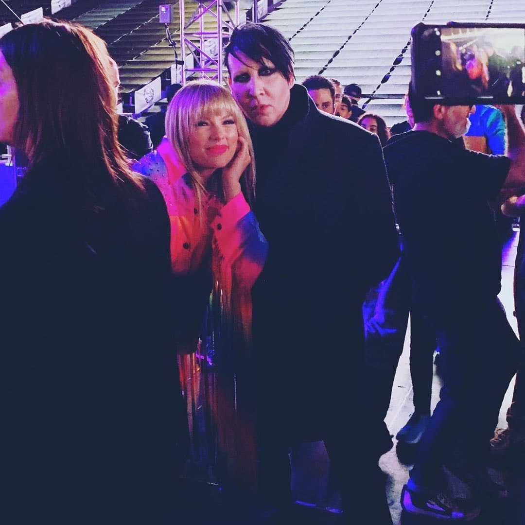 Taylor Swift y Marylin Manson se encontraron este fin de semana en un festival en Los Ángeles, California, y el Internet está perdiendo la cabeza debido al choque cultural y musical entre ambos.