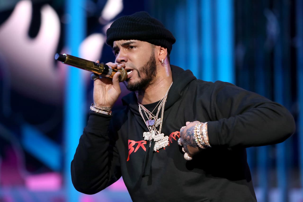 MEXICO CITY, MEXICO - NOVEMBER 23: Anuel AA performs on stage during Coca Cola Flow Fest 2019 on November 23, 2019 in Mexico City, Mexico. (Photo by Adrián Monroy/Medios y Media/Getty Images)