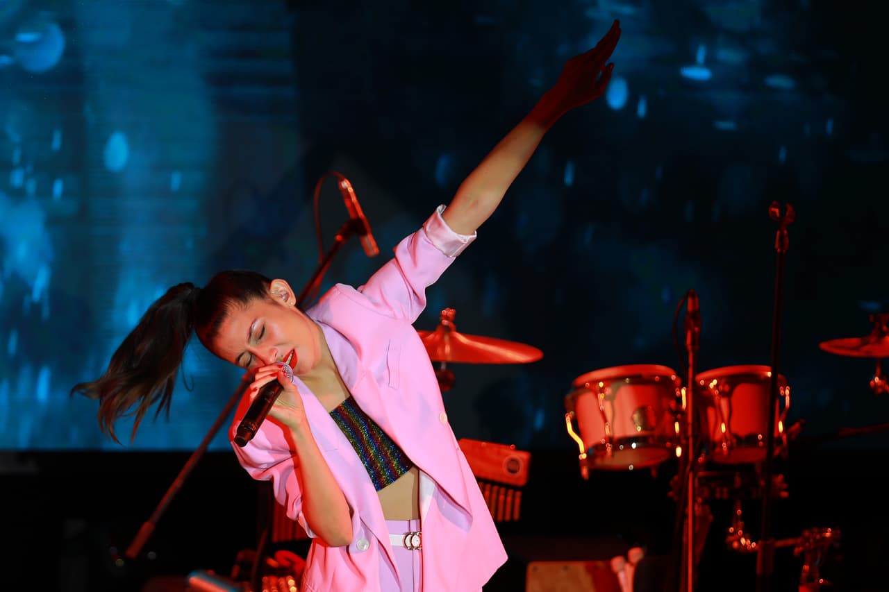 En una fiesta dominada del género urbano, Daniela Spalla brindará un toque de pop romántico a la noche.