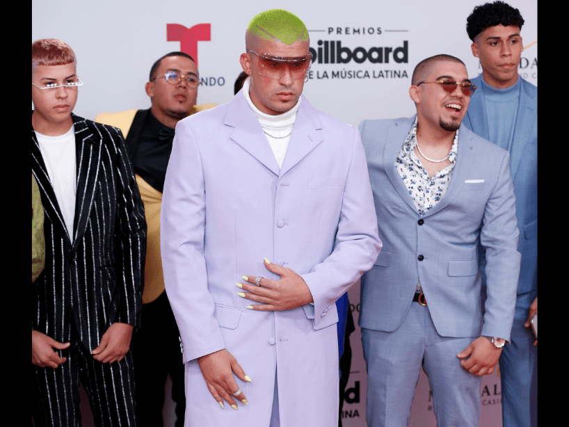 El intérprete llegó a la alfombra roja de los premios Billboard 2019 con uñas postizas.