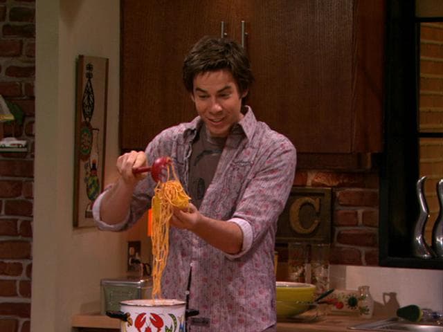 Al ver esta imagen no puedes evitar escuchar la frase "Tacos de espaguetti" y si eras mega fan de la serie, tal vez hasta escuchar la canción que se aventaba Spencer: "Yo cocino, cocino así, lo que te encanta a ti. Cocino, cocino así y lo vas a engullir".
<br>