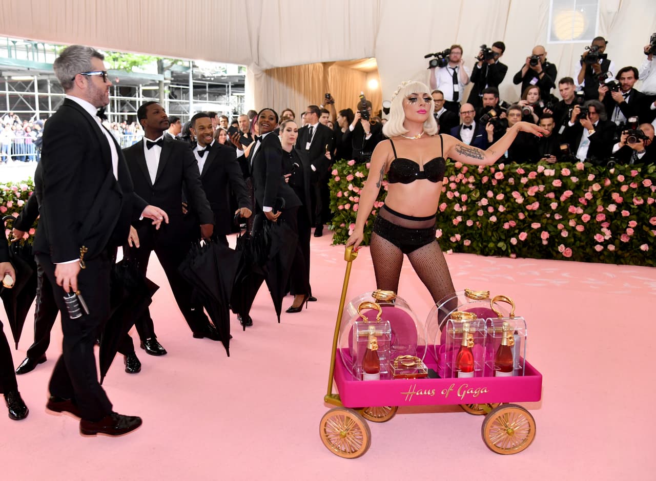 Sin embargo, el momento más sorpresivo llegó cuando Lady Gaga quedó unicamente en ropa interior.
