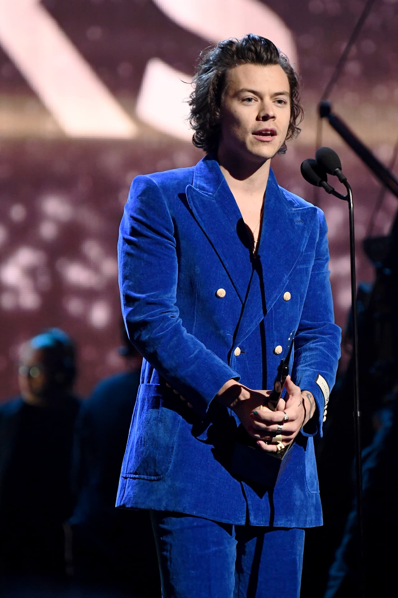 Harry Styles dejó de ser conocido como "uno de los integrantes de 1D" y el reconocimiento por su propio nombre llegó. Aunque él siempre se ha encargado de recalcar que no estaría en este lugar si no fuera por la banda y todos los directioners... y cada que dice eso, nos hace suspirar.