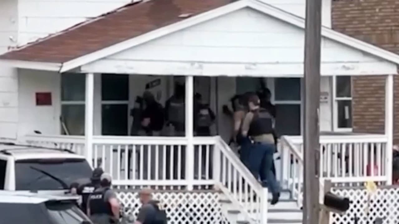 El momento en que agentes federales fuertemente armados arrestan a un inmigrante en su casa