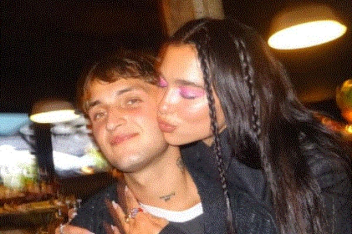 Anwar Hadid y Dua Lipa en el festejo del cumpleaños número 26 de la cantante