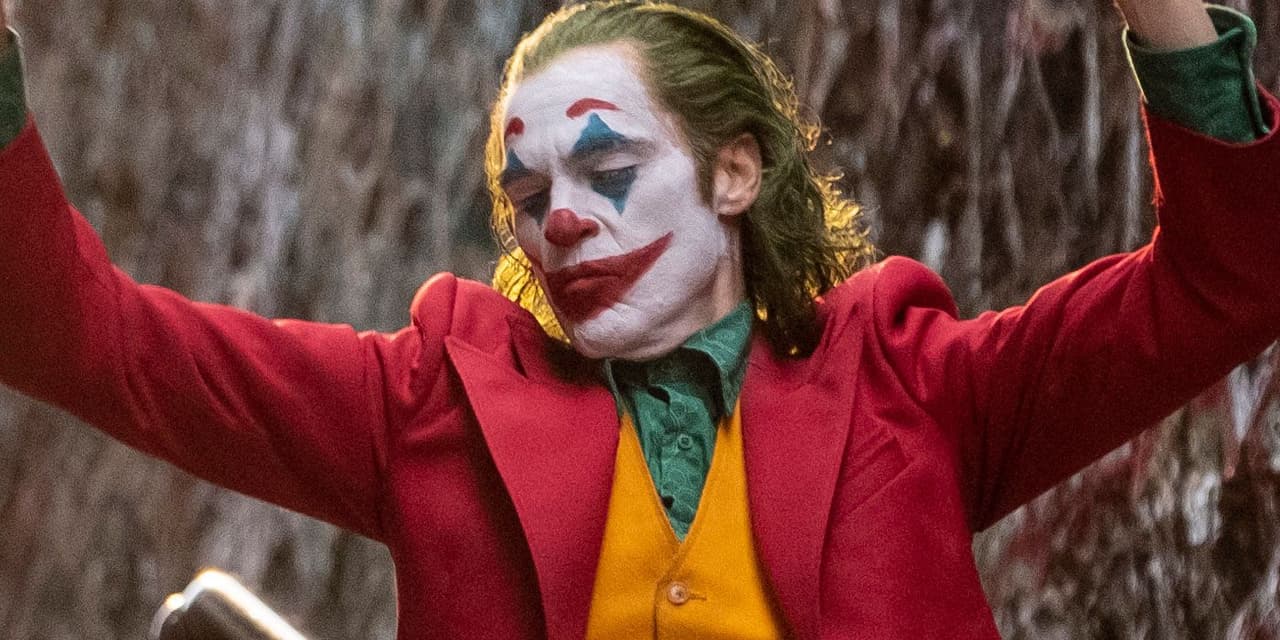 Después de los Oscar, los Globos de Oro son el galardón más importante del cine. Por ello, el que Joaquin Phoenix lo reciba por su papel de Joker es un detalle más que relevante.