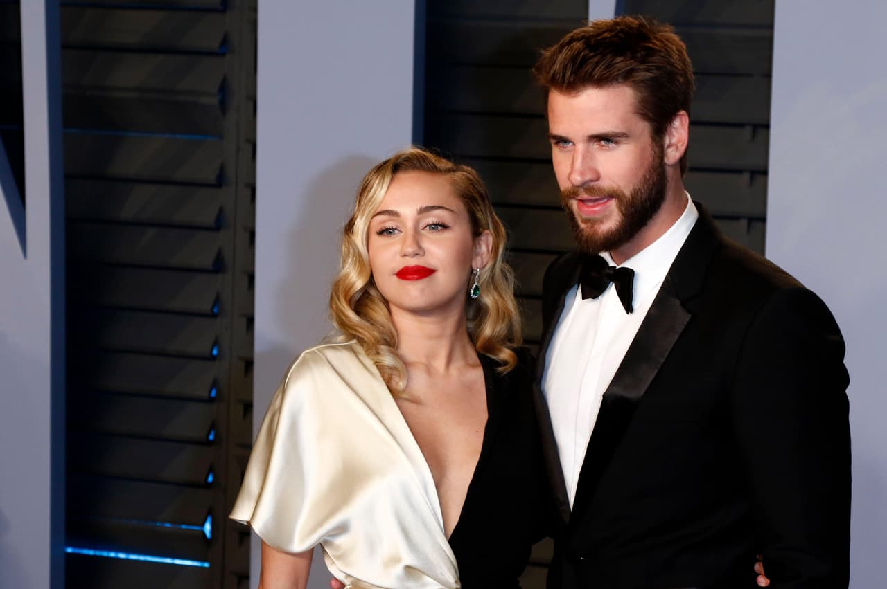 Miley Cyrus y Liam Hemsworth posan en la fiesta de los Premios Oscar 2018