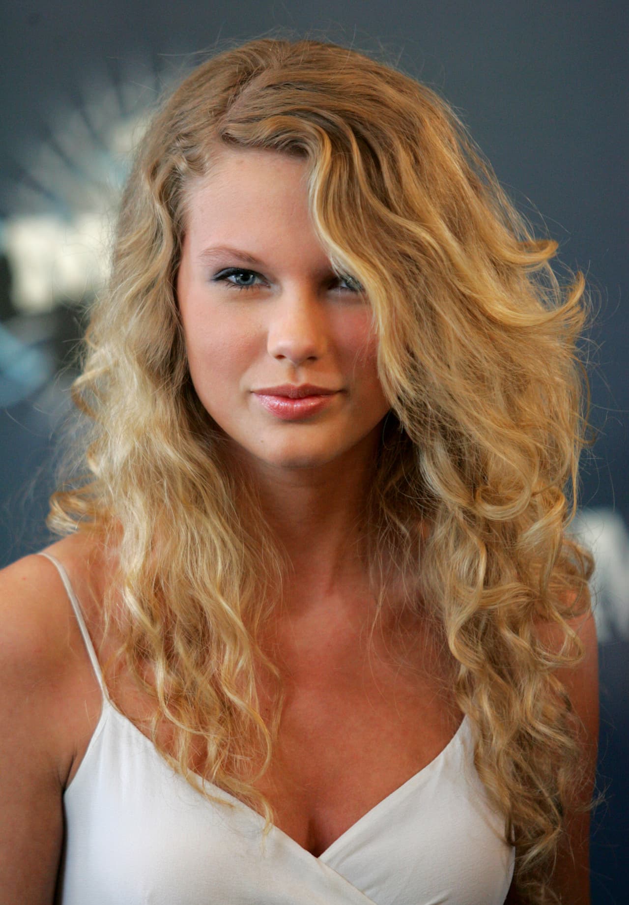 Los primeros intentos de Swift por entrar al mundo de la música Country fallaron, sin embargo, a los 14 años, después de haber aprendido a tocar la guitarra, obtuvo varios contratos modelando o cantando para marcas reconocidas; esto impulsó a su familia a mudarse a Tennessee para que Taylor pudiera seguir con su sueño.