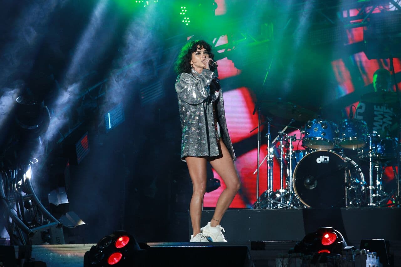 Con una mujer de su calibre y belleza, era imposible que la audiencia no bailara al ritmo de sus temas.