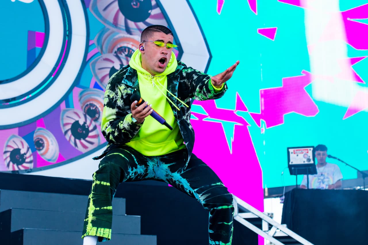 El trabajo en equipo y las colaboraciones están a su favor: A final de cuentas, grabar un programa de televisión es como hacer una canción con otras personas, unidas para el bien común de un proyecto. Bad Bunny ha hecho muchísimos temas con otros artistas, por lo que está acostumbrado a trabajar en conjunto.