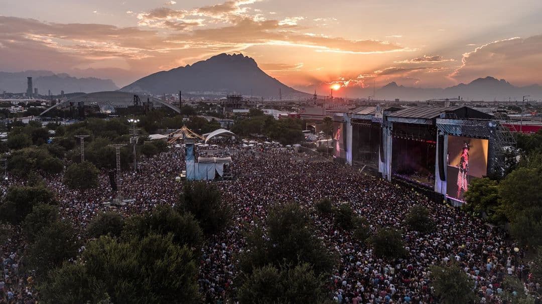 Así de impactante es la vista aérea del Parque Fundidora con lleno total de un púlico acalorado pero ansioso de escuchar a sus bandas favoritas.