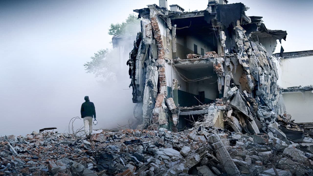 'The White Helmets' sigue la historia de tres rescatistas del cuerpo llamado "Cuerpos Blancos" que arriesgan sus vidas para salvar civiles en Aleppo, Siria, durante la guerra del país. Esta cinta fue ganadora del Premio Oscar a Mejor Cortometraje Documental en 2017.
