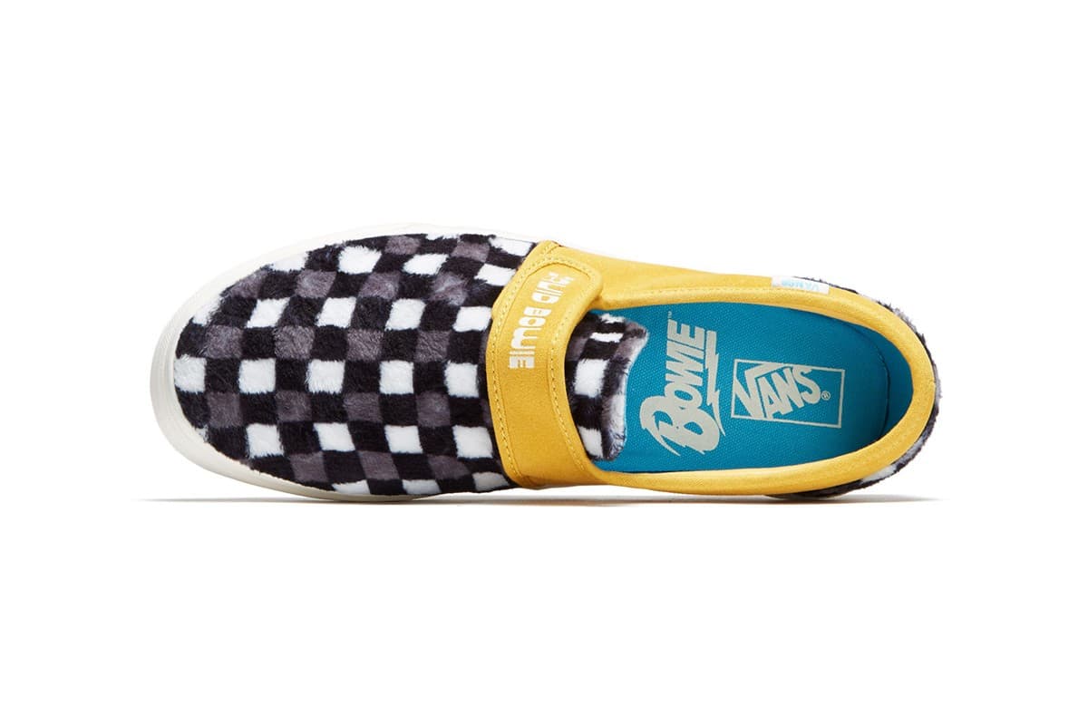 El modelo Slip-On 47 V DX se muestra un homenaje al álbum "Hunky Dory", con una zapatilla de gamuza color amarillo vibrante entremezclado con un diseño de tablero de ajedrez de piel falsa.