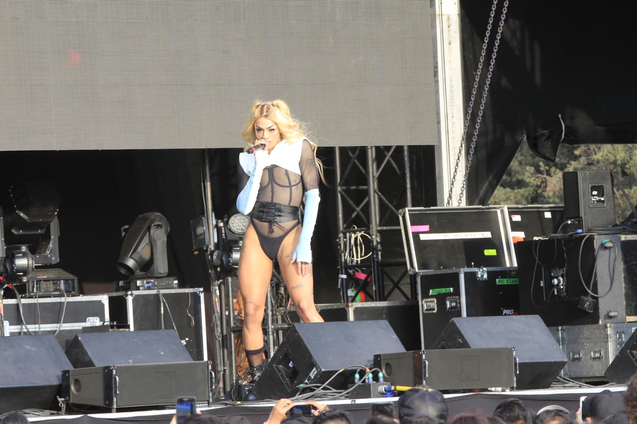 La drag queen y cantante Pabllo Vittar se presentó por primera vez en México durante el Ceremonia, evento que apoya al movimiento LGBT