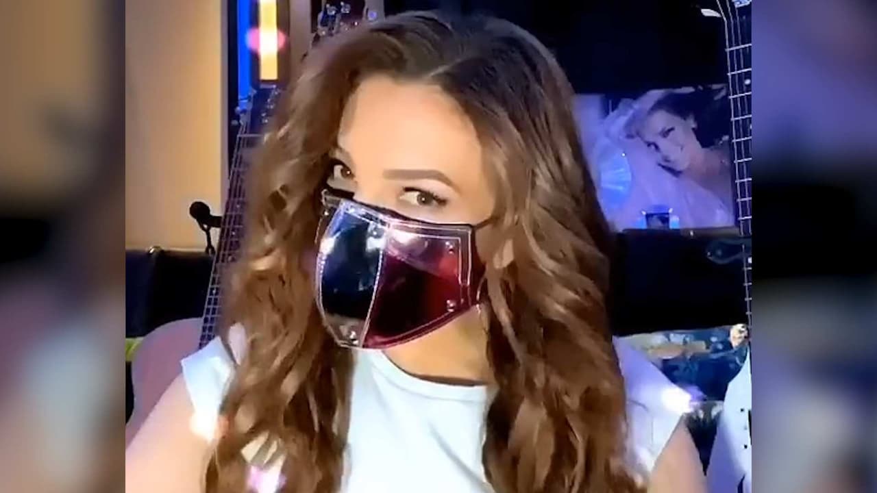 Thalía no pierde el glamour y presume sus cubrebocas con diamantes
