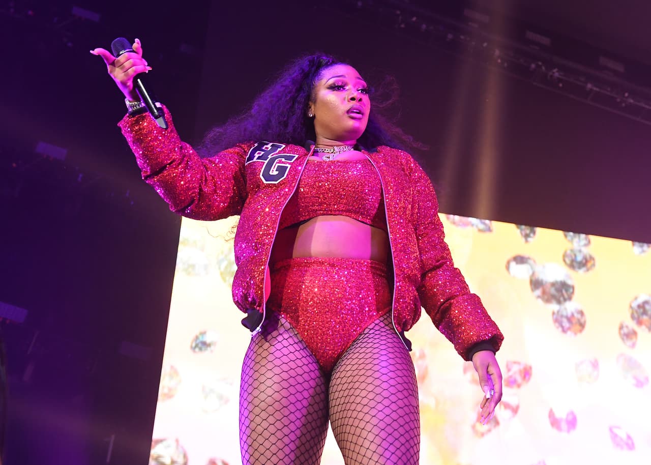Megan Thee Stallion fue nominada a Mejor Artista Nuevo y algunos se preguntaron por qué la intérprete es mencionada de esta manera, pues su carrera comenzó a ascender desde el 2019. Probablemente sea porque este 2020 hiciera muchísimo ruido con “Savage” ft. Beyoncé, tema que además aparece entre Grabación del Año.