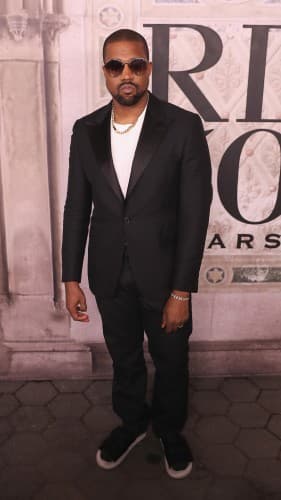 También ha declarado y tuiteado que Bill Cosby es inocente, apoyándolo.
<br>Cosby fue acusado y sentenciado por cargos de abuso y acoso sexual luego de más de 60 acusaciones de diferentes mujeres, y actualmente cumple una sentencia en prisión.