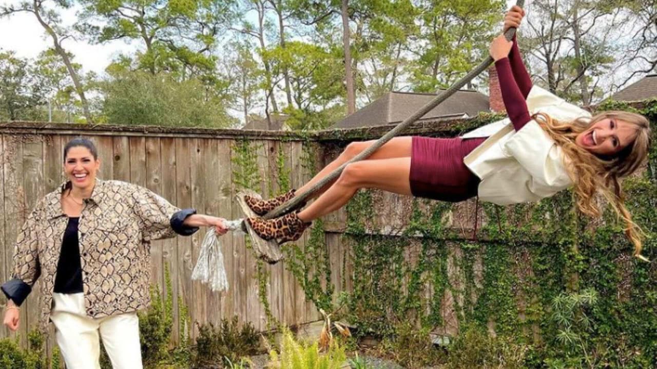 Ha*Ash: Ashley le hace travesura a Hanna, le sube el vestido