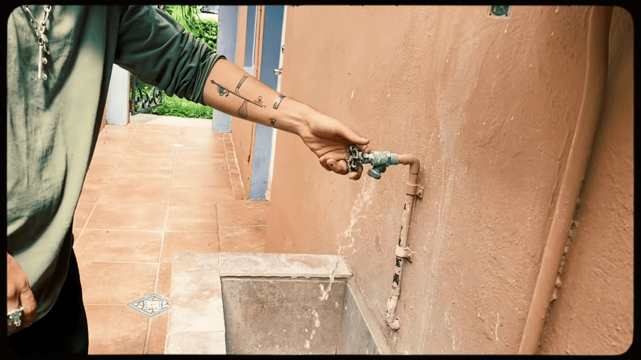 En la parte de afuera tienen un pequeño patio con un vertedero. Es aquel que mostró Camilo durante el teaser de “Vida de Rico”.
<br>