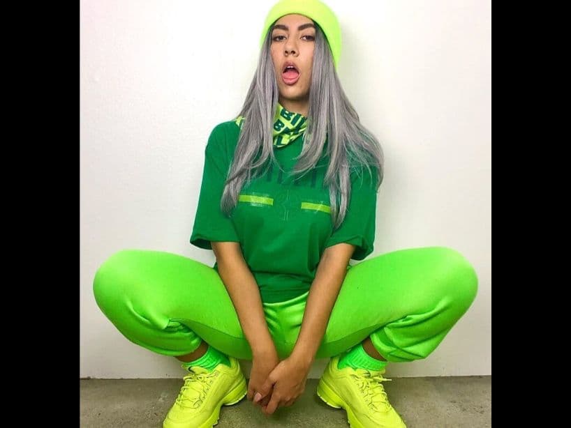La actriz de Stephanie Beatriz de Brooklyn Nine-Nine se inspiró en los colores neón que usa Billie Eilish para salir de fiesta de Halloween