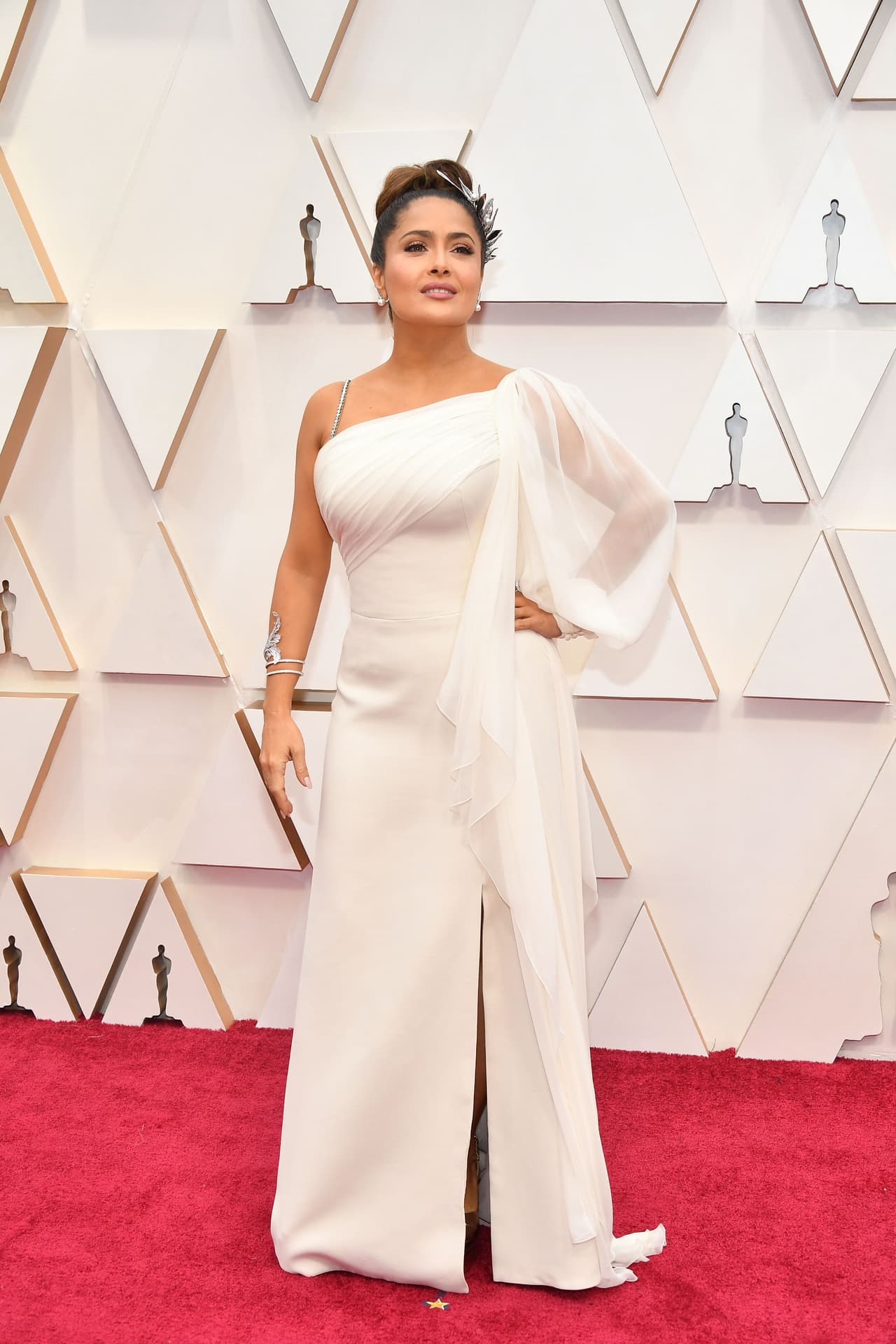 Salma Hayek es la séptima con 15.6 millones de seguidores en Instagram, popularidad que ha mantenido a lo largo de los años gracias a su exitosa carrera como actriz en Hollywood, además de sus fotografías en las que resalta su belleza y orgullo veracruzano, así como su lucha por causas sociales.