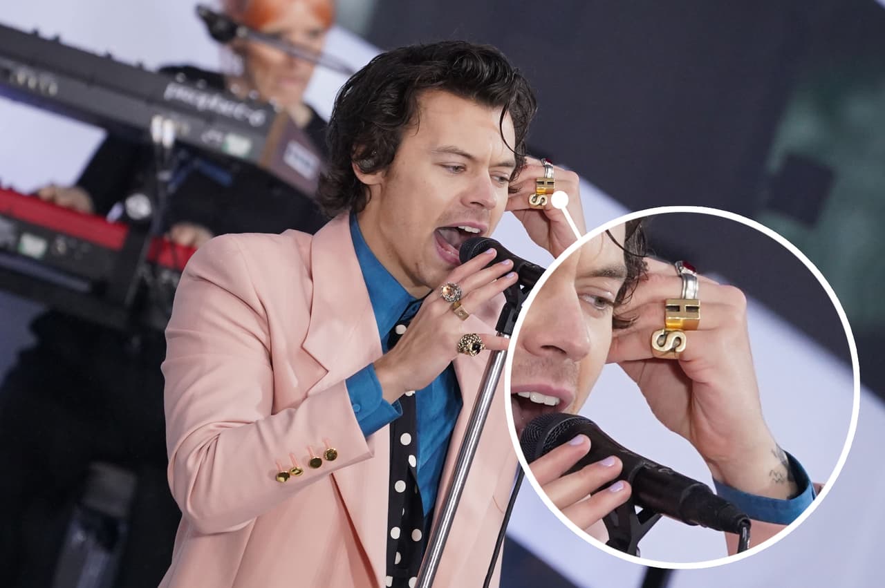 ¿Has notado los anillos con sus iniciales que Hazza usa todo el tiempo? Estos son personalizados, como gran parte de las prendas y accesorios Gucci que usa. Son una versión sin grabar de los anillos de plata con letras que vende esta marca. Alessandro Michele, director creativo de la firma y amigo de Harry, también hace anillos dorados con este estilo. 
<br>
<br>Cada anillo tiene un precio de 470 dólares, que serían 9,400 pesos mexicanos aproximadamente.
<br>