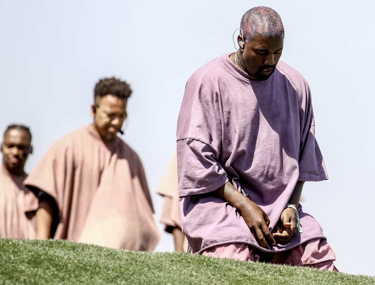 Este año las opiniones de Kanye West volvieron a ponerlo en el ojo del público por compartir una serie de tuits que fueron bastante bizarros e incómodos. Se cree que esta acción surgió a partir de una crisis o episodio derivado de la bipolaridad con la que fue diagnosticada el rapero hace unos años.
