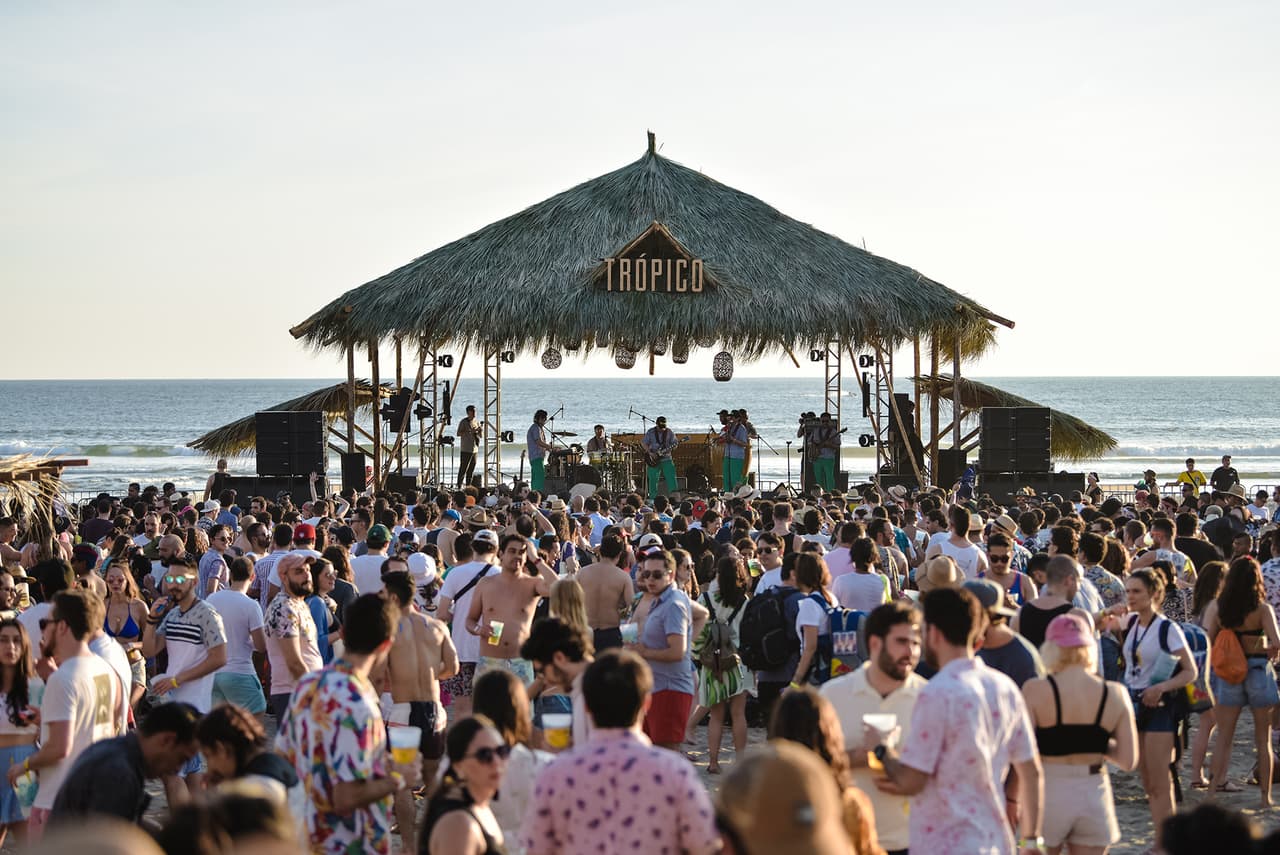 Por el escenario ubicado en la playa desfilaron bandas como The Rapture, Seth Troxler, Deer Hunter, Los Mirmos, Vacación, entre muchos otros.