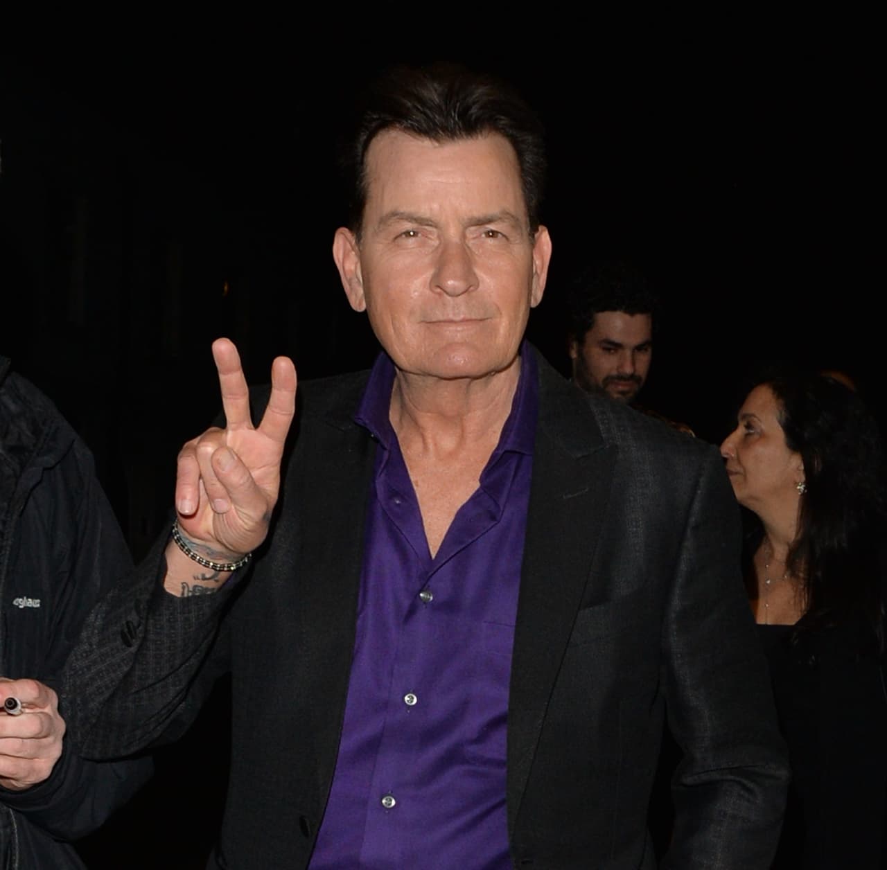 <b>Charlie Sheen</b>
<br>
<br>En el 2011, el popular actor que protagonizaba la serie “Two and Half Men” se había acostumbrado a una vida llena de excesos. Además de tener que entrar a una clínica de desintoxicación y, cada vez que podía, aprovechaba para insultar y criticar, en público, a los productores de la serie.
<br>
<br>Sus declaración provocaron que fuera despedido de la serie, que mataran a su personaje, y que Ashton Kutcher se convirtiera en el nuevo protagonista.
<br>