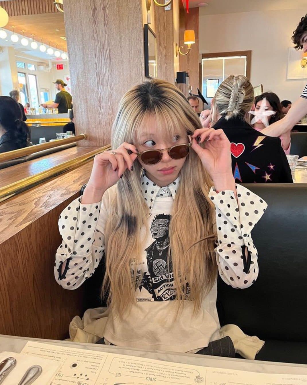 Fotografía subida por Chaeyoung con la playera de Sid Vicious y la esvástica