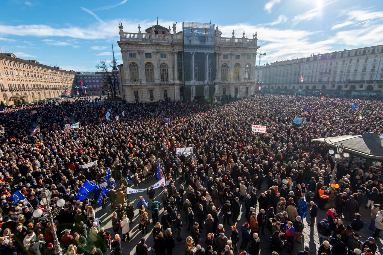 Turín, Italia.
<br>
<br>La Piazza Costello no solo es un punto turístico, también reúne a personas para eventos culturales, manifestaciones y marchas, por lo que es común verla abarrotada.