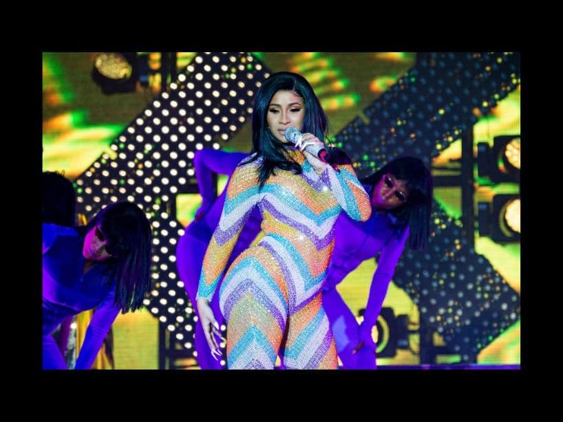 La intérprete de "I Like It" rompió su colorido vestido a la altura de su trasero.